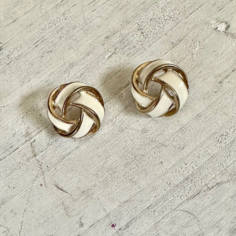 Cream and gold tone swirl post earrings